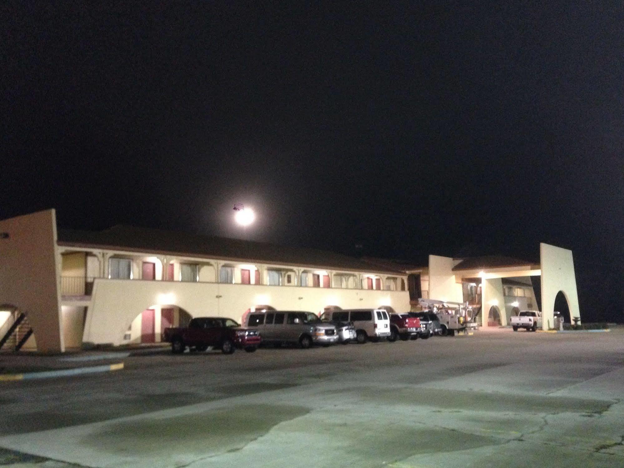 Hometown Inn And Suites Elk City Εξωτερικό φωτογραφία